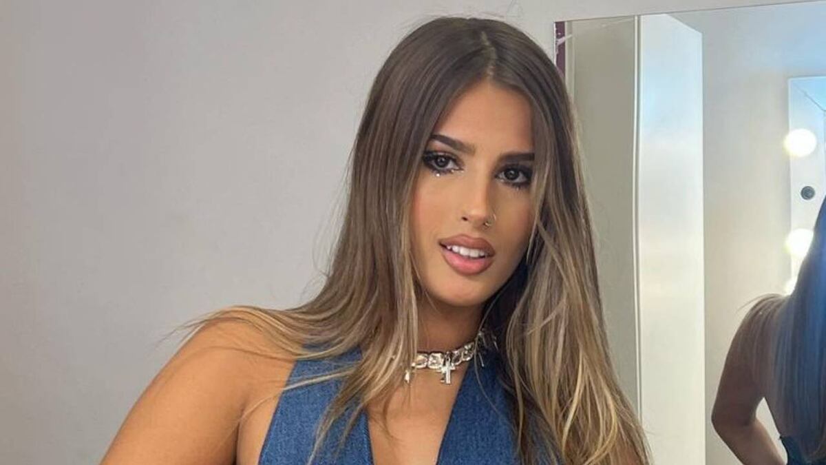 Top y minifalda guerrillera: Julieta Poggio subió la temperatura en Instagram