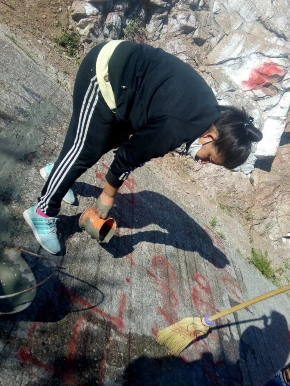 Villa de la Quebrada. Limpieza del Vía Crucis vandalizado