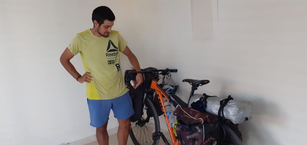 Jonathan llegó a Las Breñas tras 20 días de viaje en bicicleta.