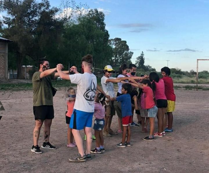 Acción consciente comparte actividades con niños.