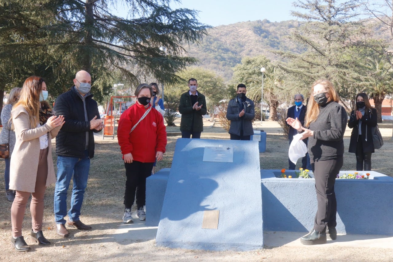 Autoridades municipales y del Centro Vecinal La Cuesta en "la nueva" Plaza Chaco.