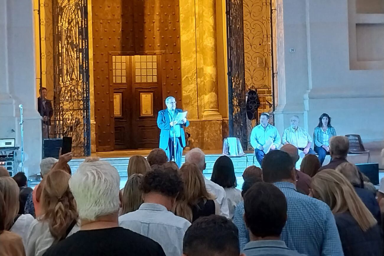 La Catedral de Córdoba, este lunes por la tarde, en la movilización contra la droga y la violencia. (Javier Ferreyra)