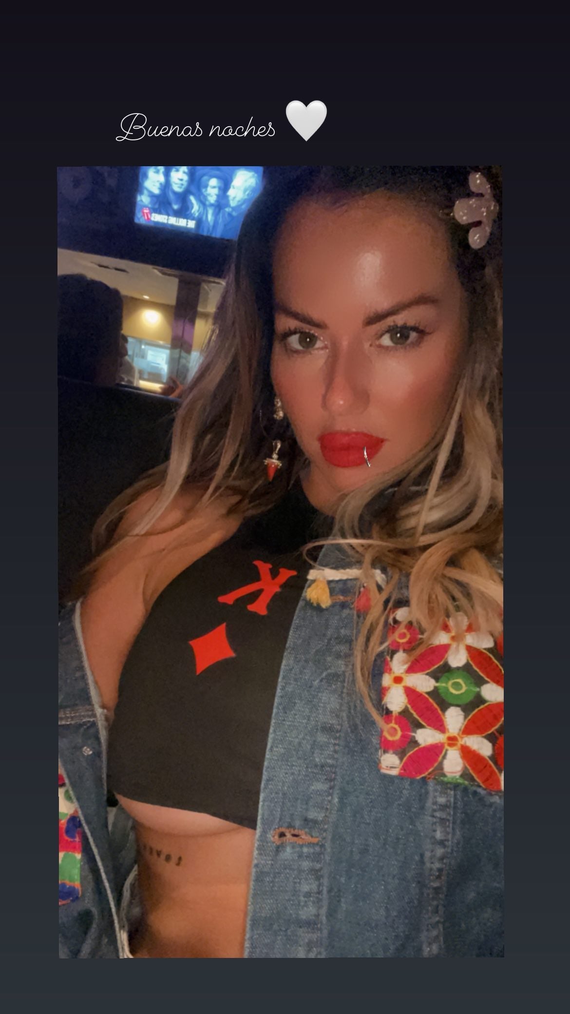 Karina Jelinek apostó a un top underboob y una campera de jean tribal.