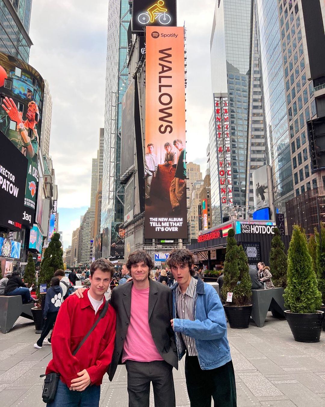 Wallows está conformado por Dylan Minnette junto a Cole Preston y Braeden Lemasters.