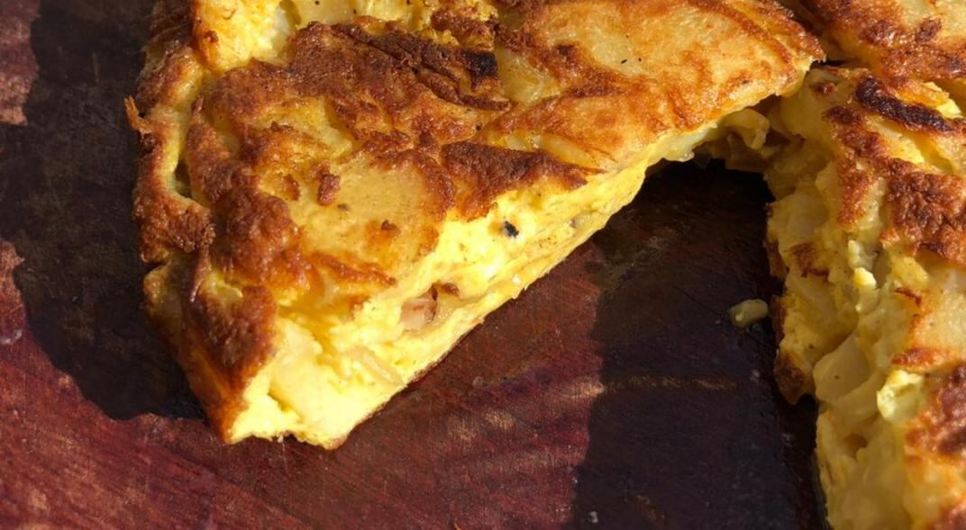 Cómo aprovechar el pollo sobrante: Tortilla de papa rallada paso a paso