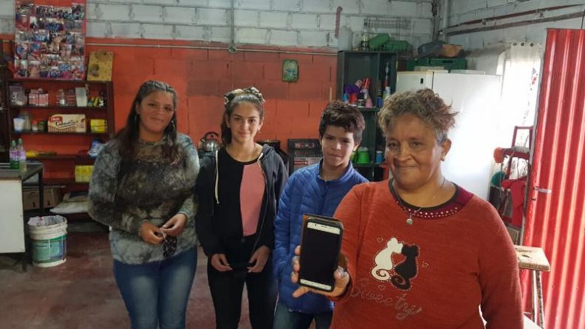 Estudiar en la virtualidad: tres hermanos comparten el celular para no perder la escuela