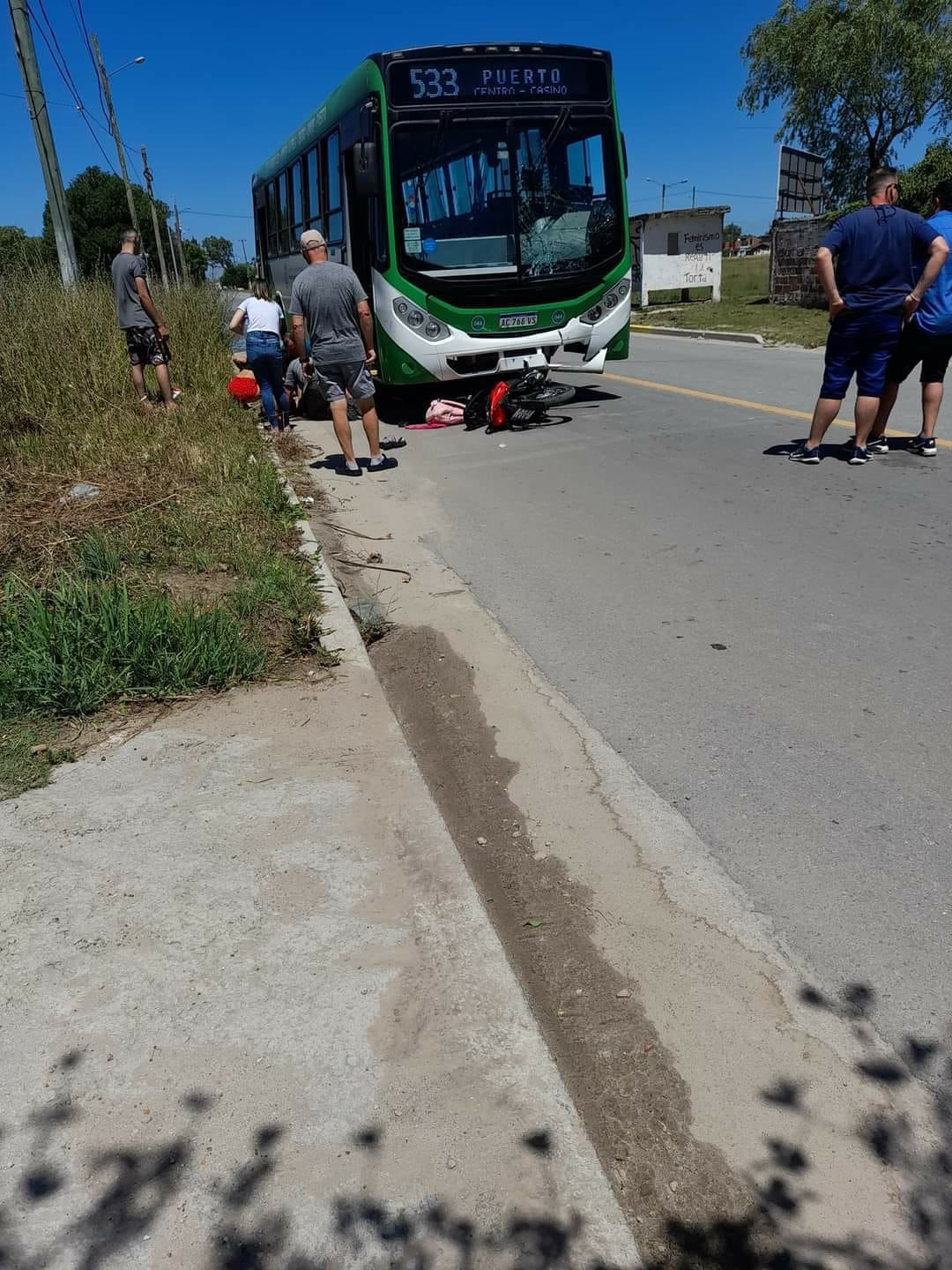 Gabriela (35) conducía una moto y llevaba a su hija de 2 años abordo cuando fue embestida por un micro de la línea 533