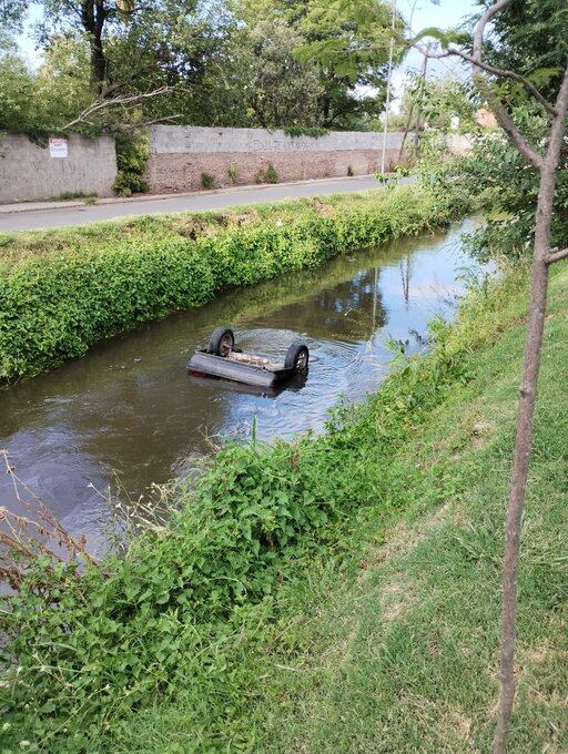 El Renault 9 terminó dentro del Canal Maestro Norte de Córdoba.