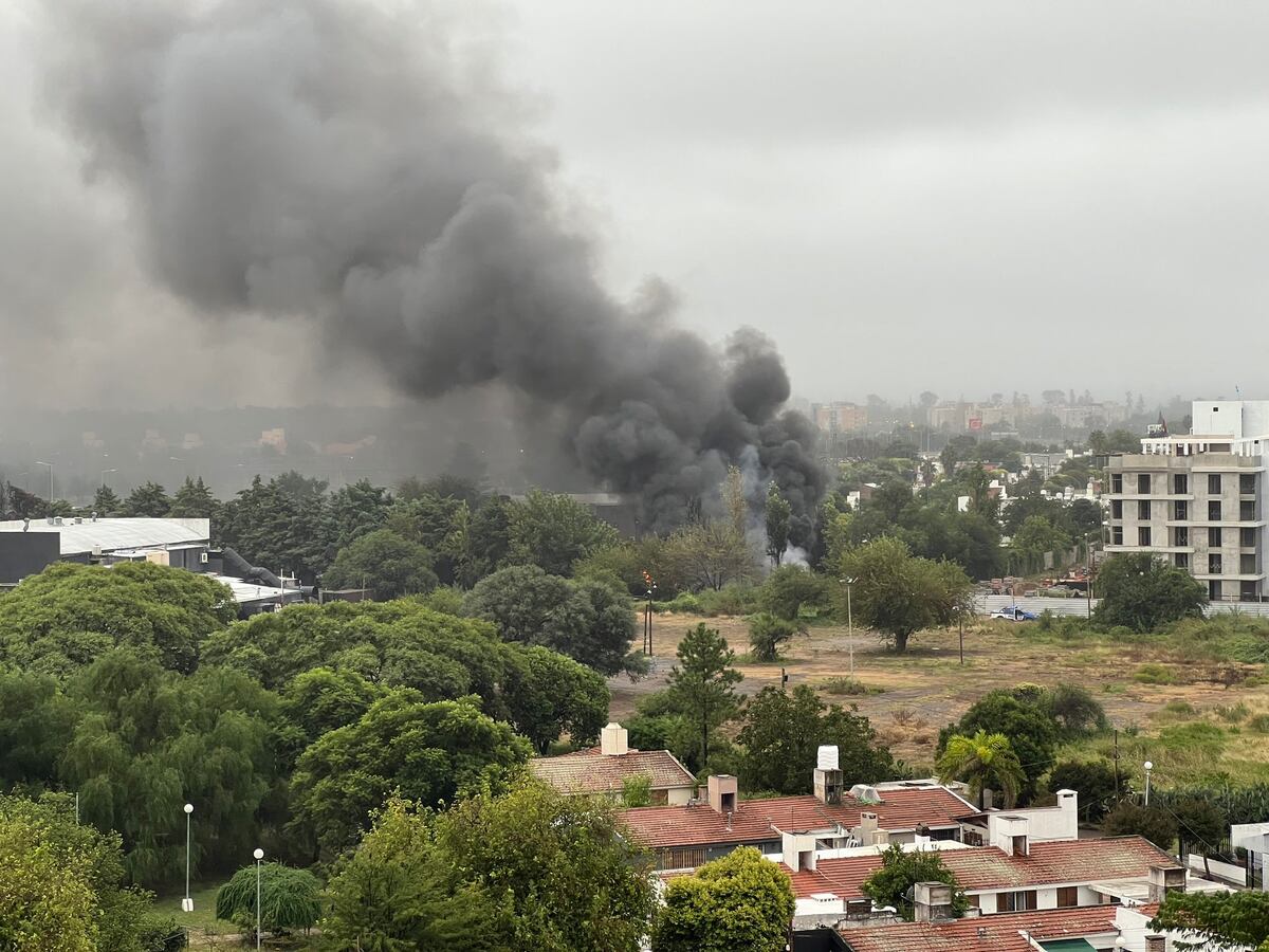 Dos incendios en menos de 24 horas cerca de una ITV de Córdoba: explosiones y decenas de vehículos afectados