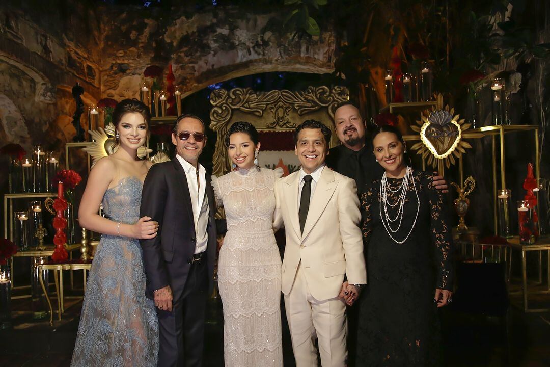 La familia de Ángela Aguilar junto a Christian Nodal.