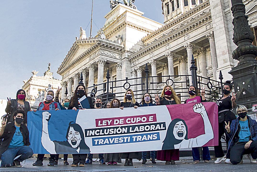 Respaldo. Organizaciones que vienen luchando por el cupo travesti y trans celebraban ayer frente al Congreso el tratamiento del proyecto. (Télam)