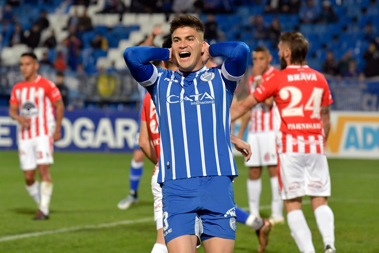 El Club Atlético Godoy Cruz Antonio Tomba jugó contra el Club Instituto de Córdoba en la última fecha de la Liga Profesional de Fútbol
Foto: Orlando Pelichotti