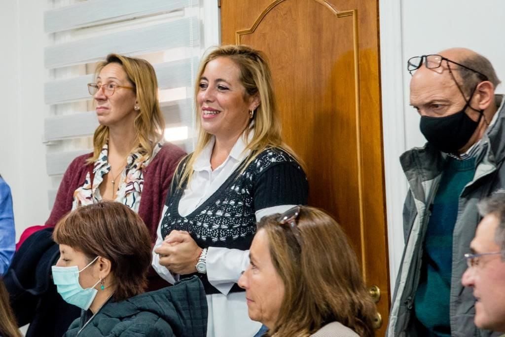 La secretaria de Hábitat y Ordenamiento Territorial, Lorena Henriques Sanches, acompañó al intendente y enumeró los títulos y regulaciones entregadas.