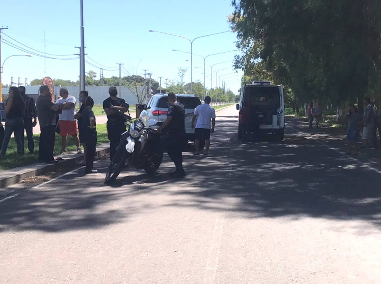 La Toyota Hilux no logro esquivar al niño que salió a la ruta en busca de su pelota. 