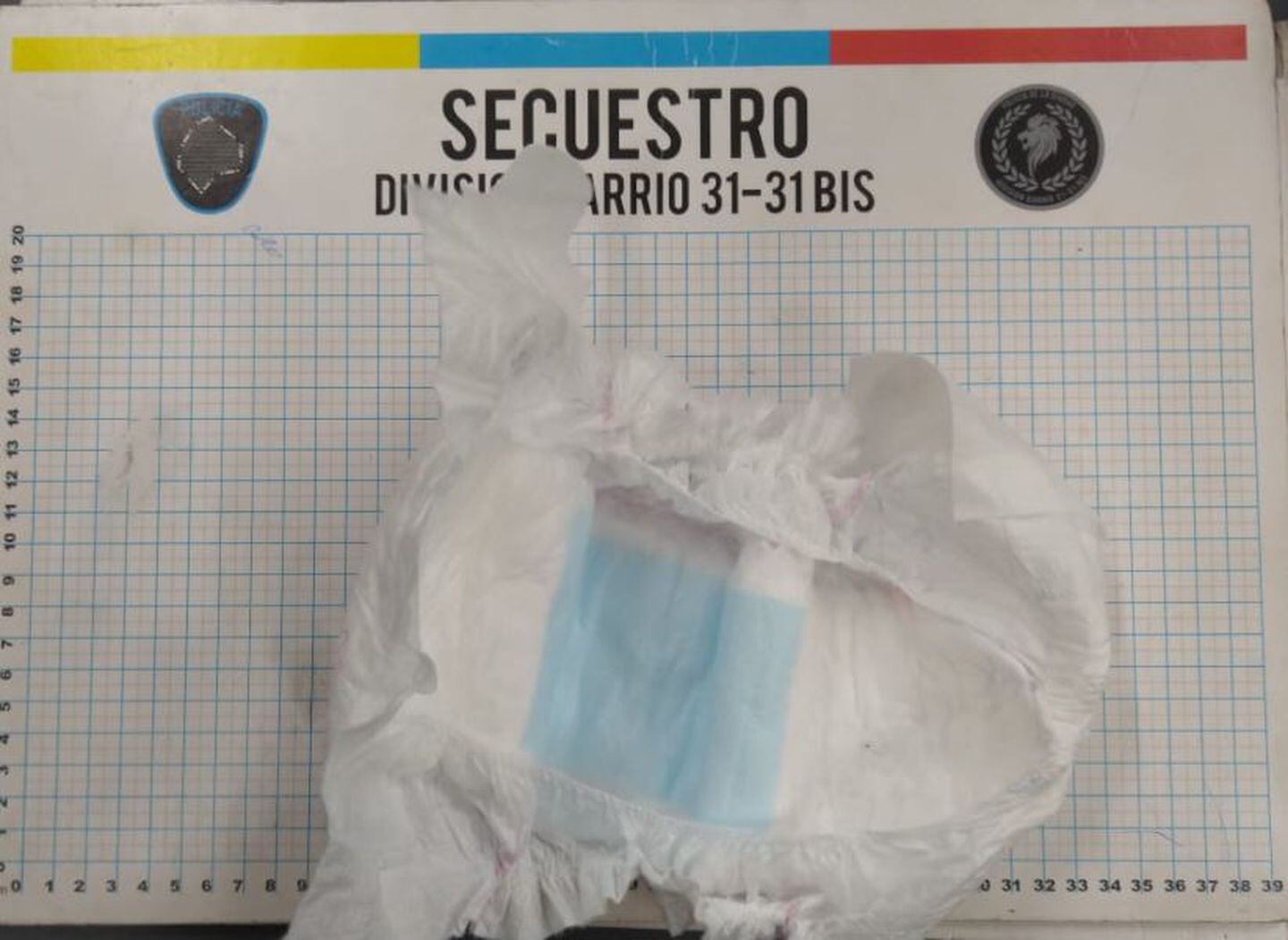 Detuvieron a una pareja en Barrio 31 que vendía droga en un carrito de bebé y guardaba la recaudación en un pañal. (Foto: Policía de la Ciudad)