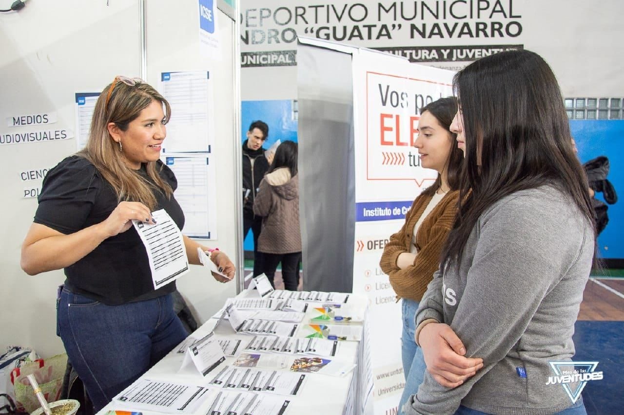 En la "Expo Académica RGA” se brindó a los jóvenes folletería y orientación académica a los concurrentes.