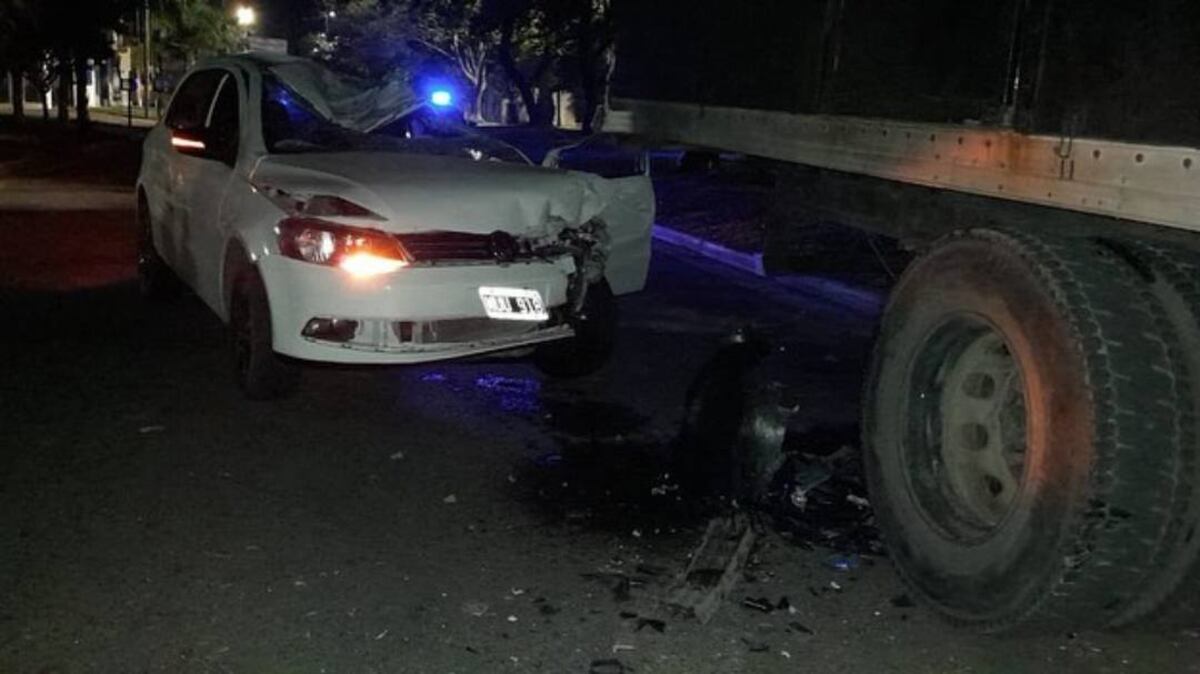 Chocó contra un camión estacionado en Villa Constitución y murió tras el rescate