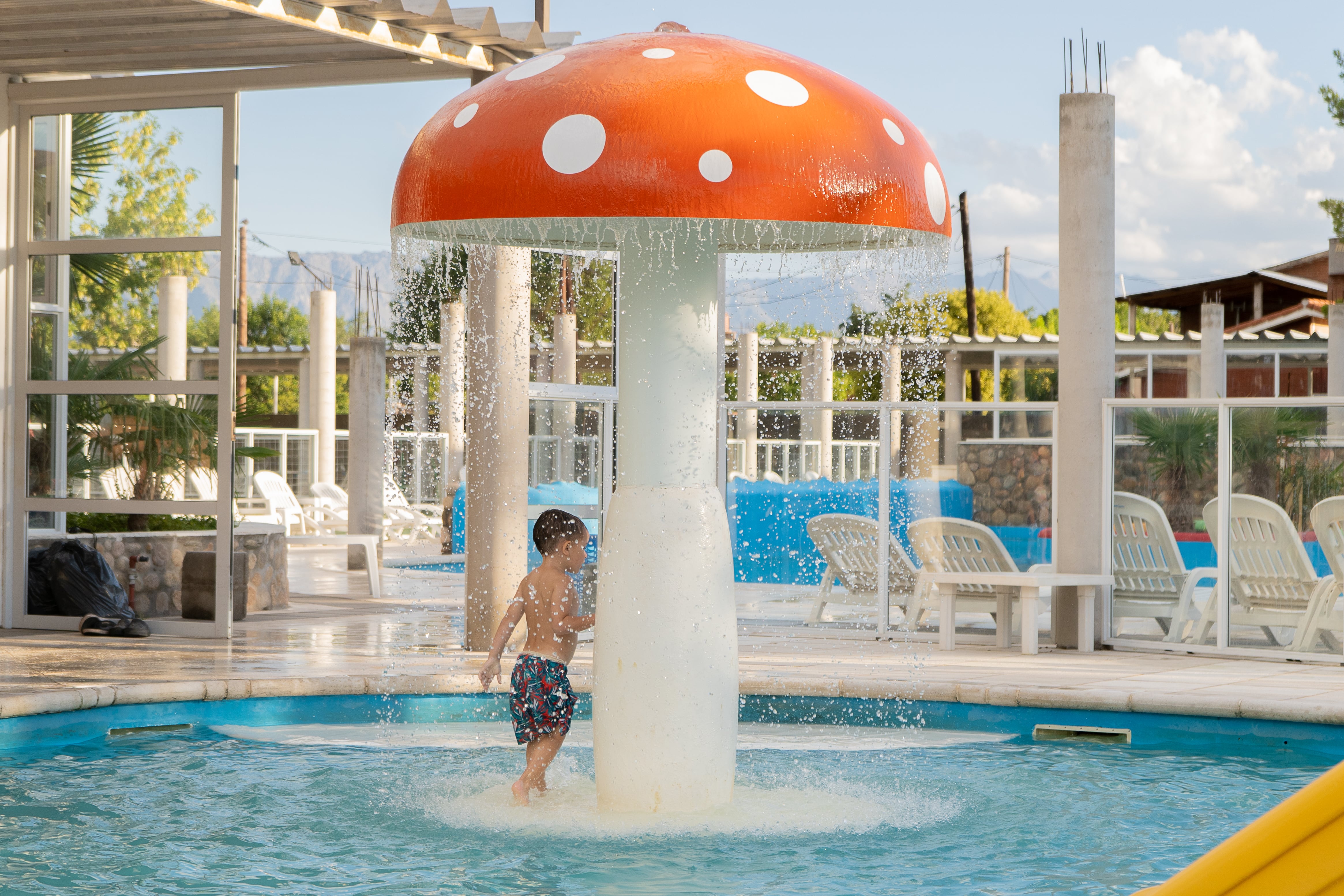 La Plaza Húmeda de Los Serranitos es el paraíso donde los muy bajitos disfrutan durante horas.