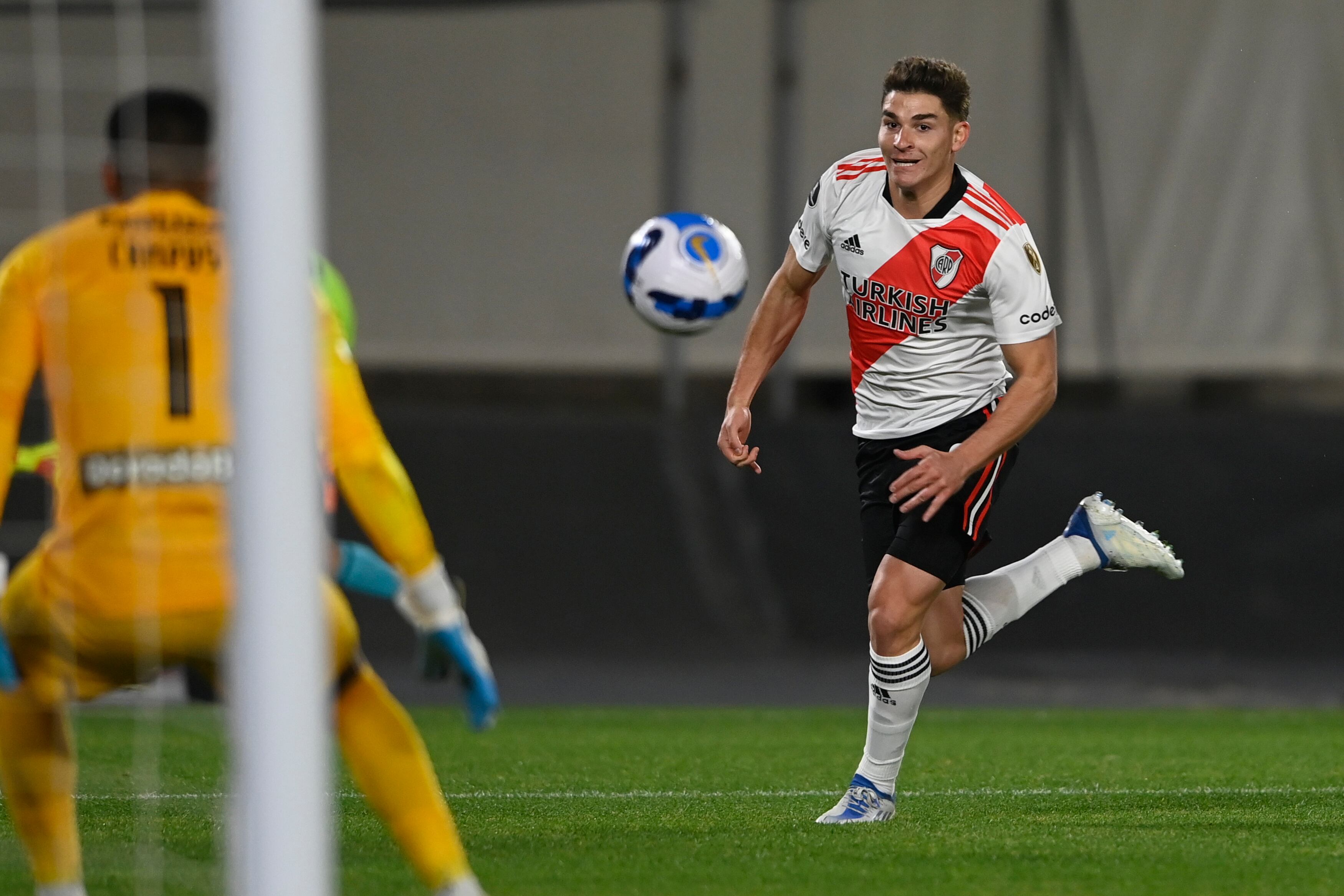 Julián Álvarez anotó tres goles en el primer tiempo contra Alianza Lima por Copa Libertadores.