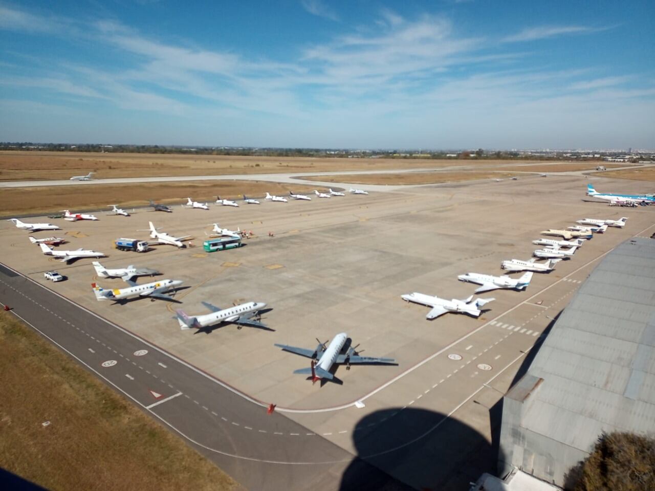 Para poder atender a tantas aeronaves, se dispuso el cierre de la pista 05/23 que pasó a ser un largo estacionamiento.