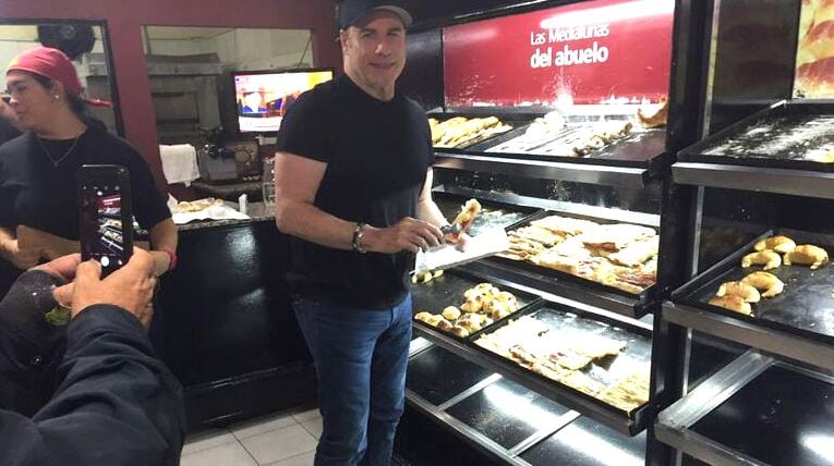 John Travolta comprando medialunas en Argentina