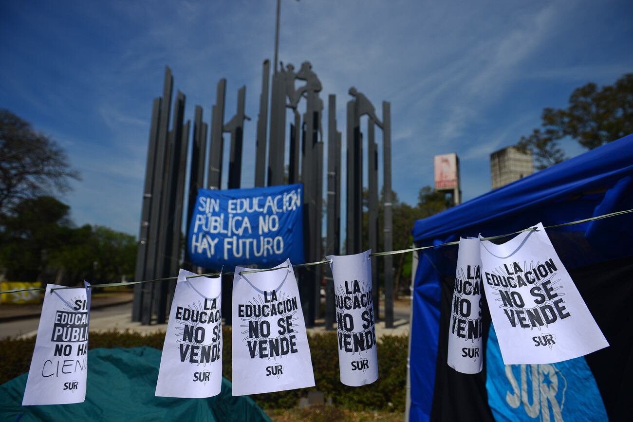 Paro universitario tras el veto presidencial.  Estudiantes de la UNC tomaron las facultades de Psicología, Comunicacion, Filosofía, Ciencias Sociales y Artes.  (Nicolás Bravo / La Voz)