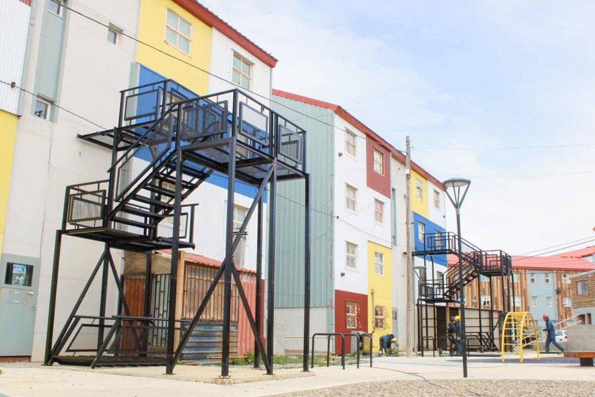 Comenzó la colocación de las primeras estructuras de escaleras de emergencia en Chacra II y Chacra IV