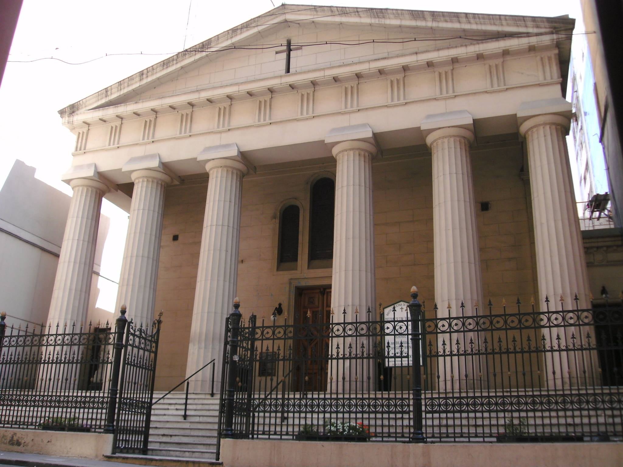 Catedral Anglicana San Juan Bautista, ubicada en 25 de Mayo 276