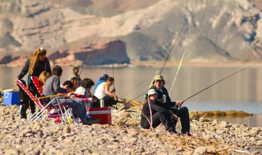 Pesca deportiva en el dique San Agustín, Valle Fértil, San Juan.