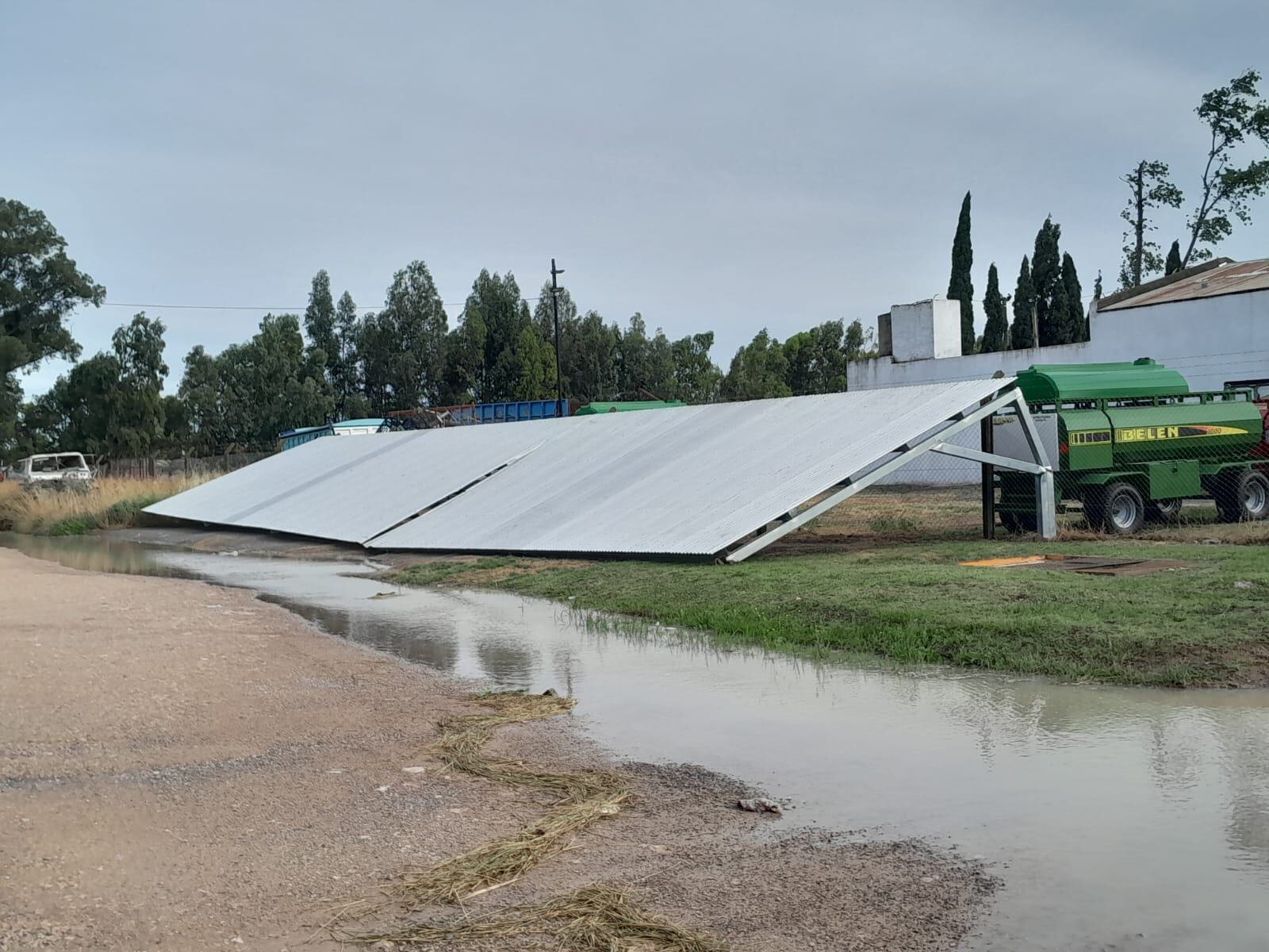 Temporal en Tres Arroyos: evacuados, árboles  caídos, techos volados y daños