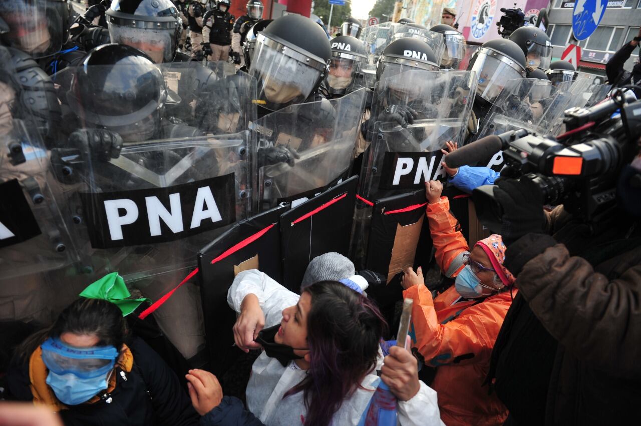 Trabajadores de la salud chocan con efectivos de la Prefectura al querer marchar sobre el puente Pueyrredón.