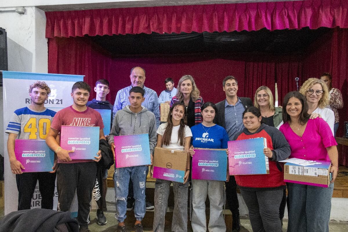 Se entregaron 106 computadoras a estudiantes del distrito.