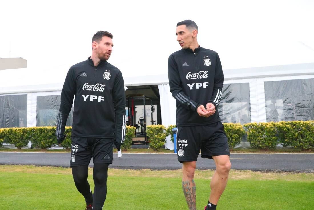 Lionel Messi con Ángel Di María, quien pelea por un lugar en el equipo titular. (AFA)