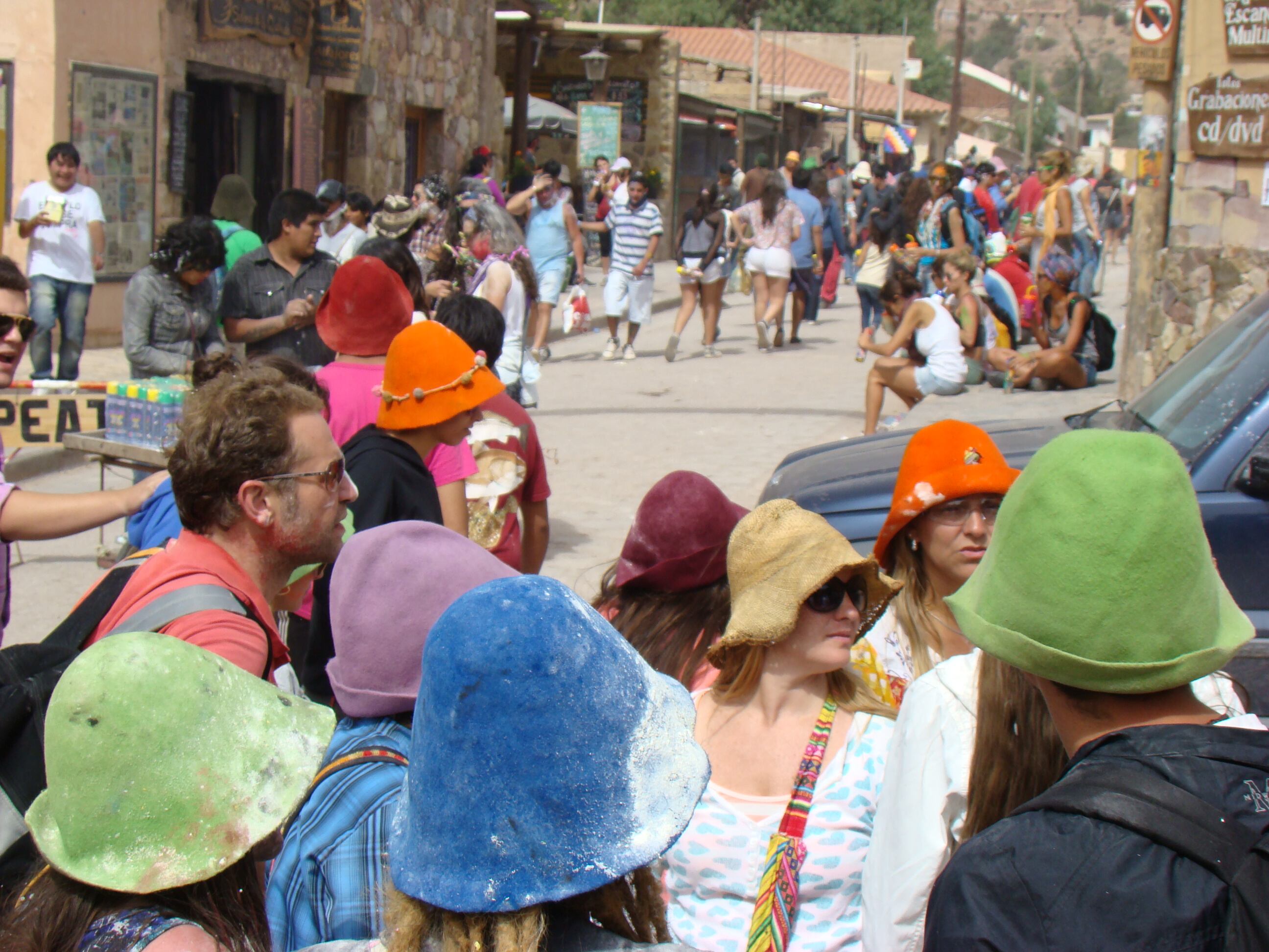 En la Quebrada de Humahuaca, en Jujuy, el carnaval se vive en las calles y turistas de todo el país y el mundo se suman para vivirlo con intensidad.