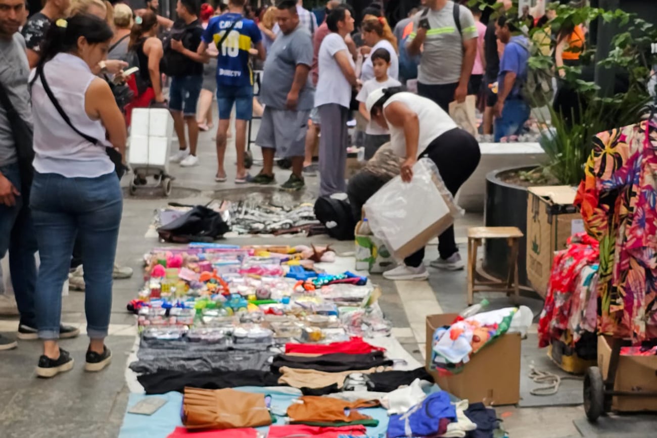 Quejas por la cantidad de manteros en la peatonal de Córdoba (Gentileza).