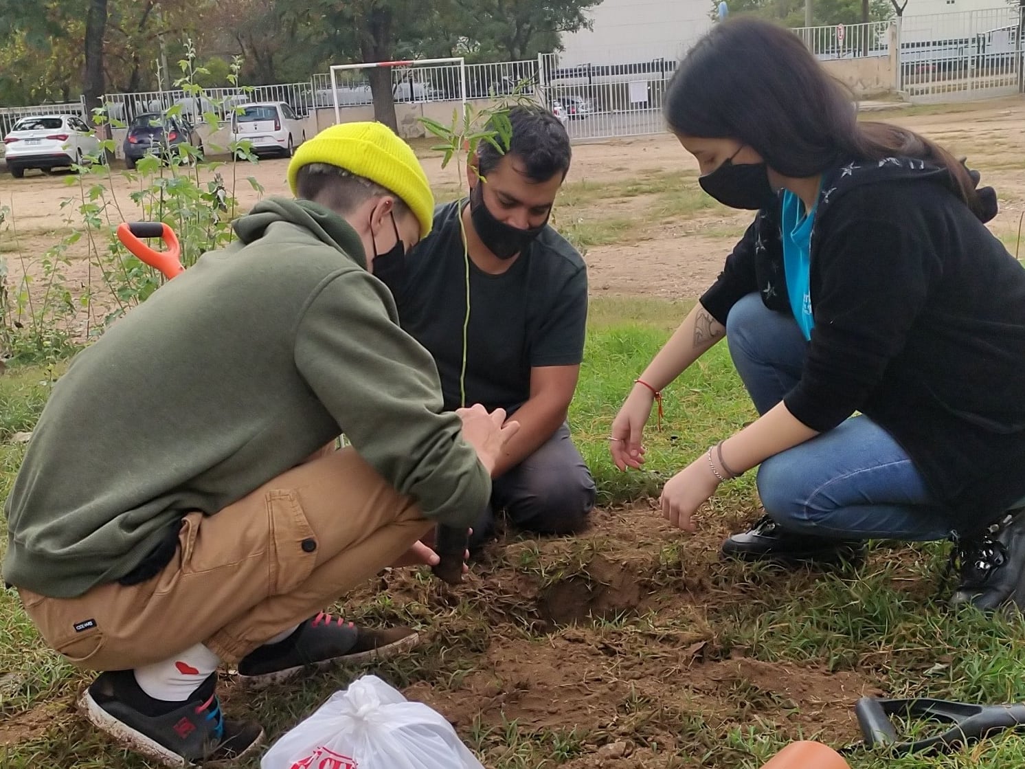 Nueva jornada de forestación junto a la comunidad educativa de la escuela Carlos N. Paz y los jóvenes de Interact del Rotary.