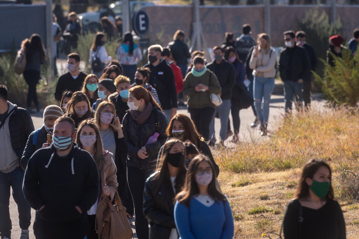 Mendoza 12 de junio de 2021 
Vacunación sábado y domingo
Llegan mas vacunas y se acelera la vacunación en Mendoza, hoy toca trabajadores de farmacias, docentes y poder judicial en el Estadio Arena Aconcagua
 
Foto: Ignacio Blanco / Los Andes