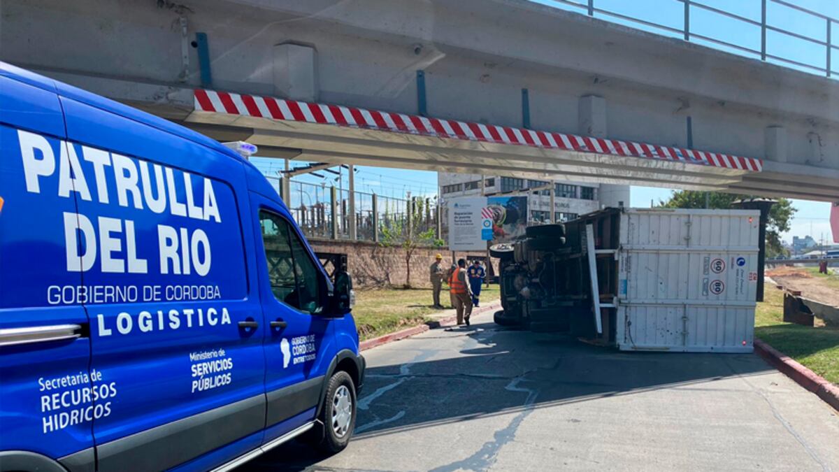 Córdoba: un camión de carga se dio vuelta y quedó de costado en plena Costanera