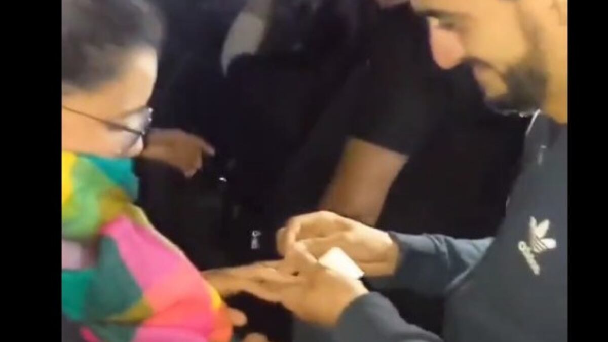 Video: le pidió casamiento mientras cantaba La Mona en el festival Bum Bum