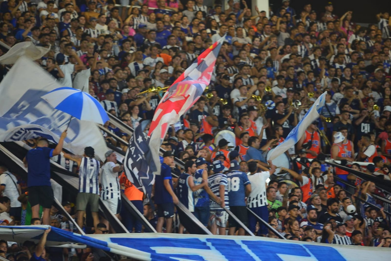 Talleres derrotó a Vélez en el Estadio Kempes y se metió en zona de clasificación. (Nicolás Bravo / La Voz)