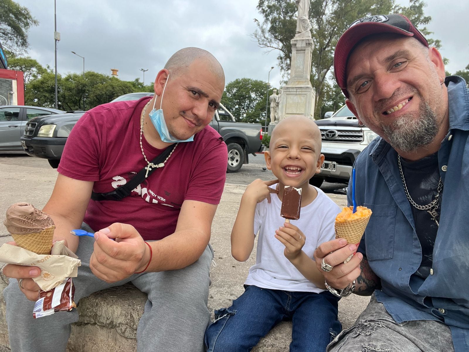 Juan Pablo junto a Bruno y su papá, Marcelo.