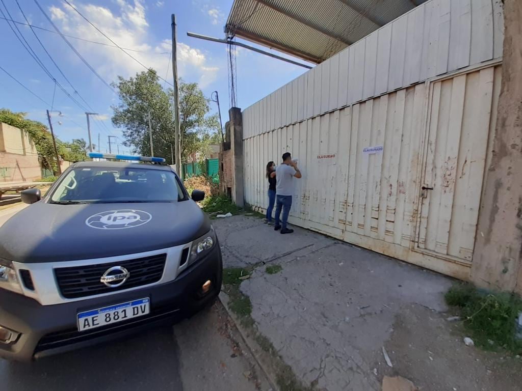 La Municipalidad clausuró una fábrica de piletas en barrio Los Boulevares. (Municipalidad de Córdoba