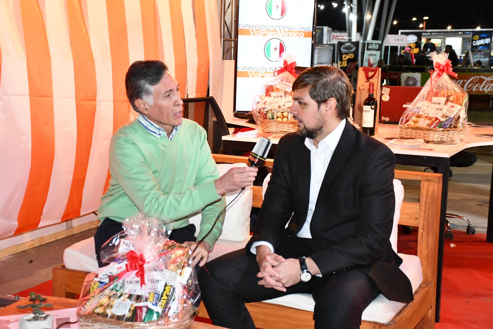 Desde el stand de Vía Jujuy realizamos la entrevista en vivo con el Ministro de Desarrollo Económico y Producción, Exequiel Lello Ivacevich