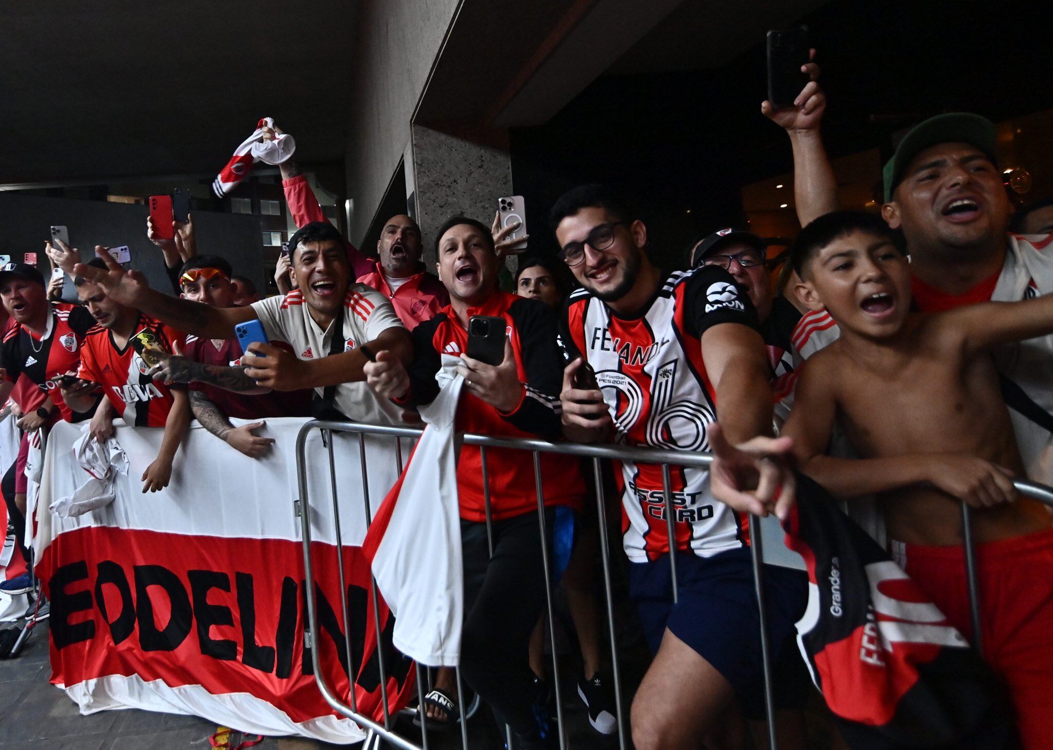 Hinchas de River esperaron la llegada del plantel a Belo Horizonte. Foto: River Plate.