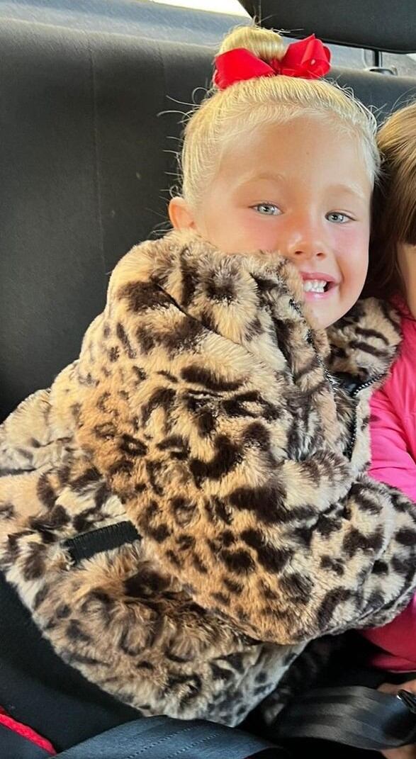 Matilda Salazar, la hija de Luciana Salazar, con su abrigo animal print.