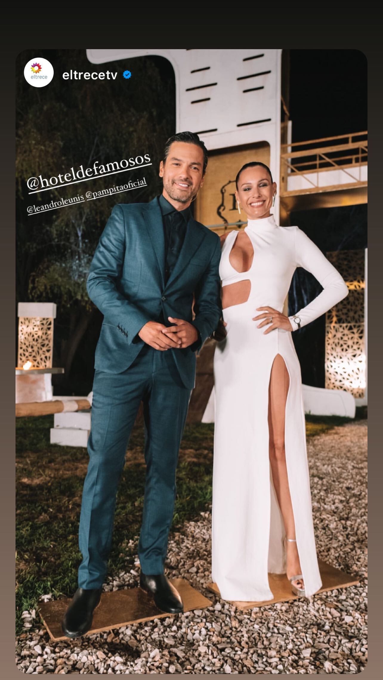 Pampita posó con un vestido blanco y se sumo a la tendencia cut out.