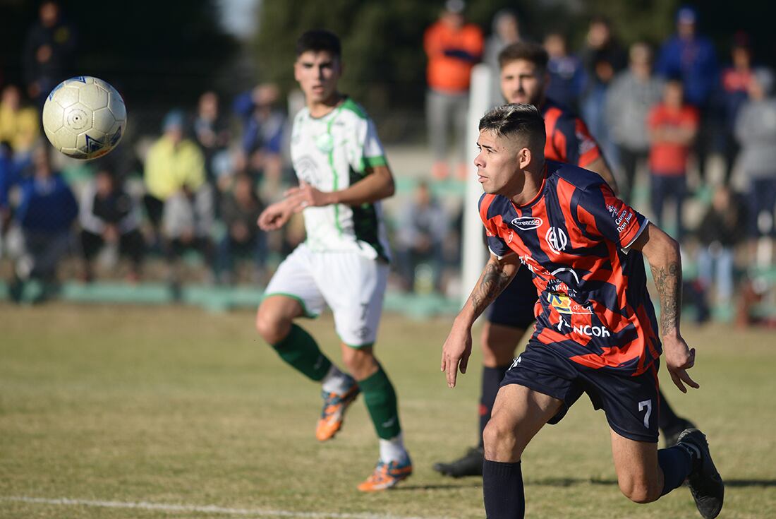 Camioneros, primero, y Las Palmas, el tercero, igualaron 1 a 1 Liga Cordobesa de Fútbol. (José Gabriel Hernández / La Voz)