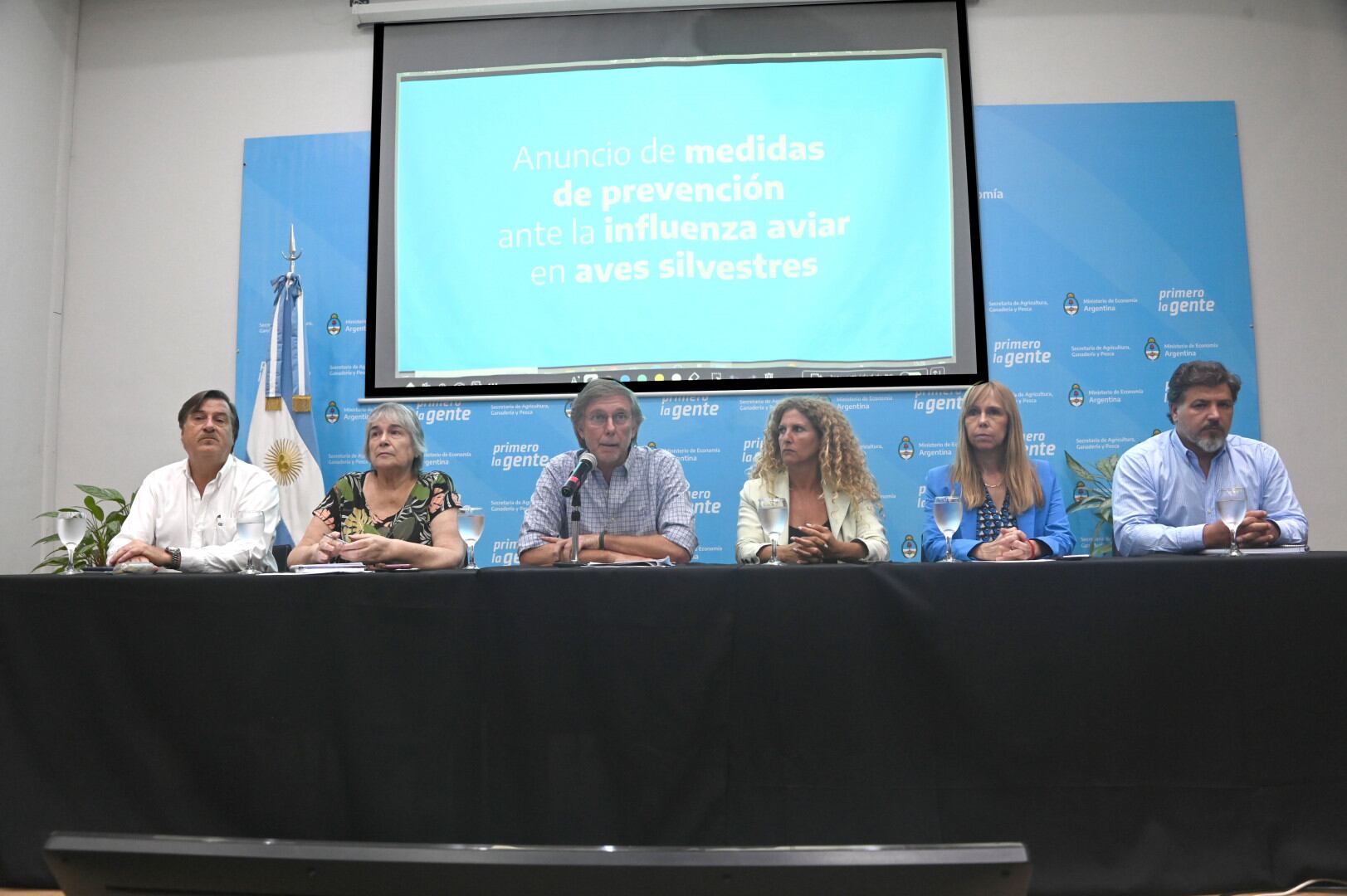 El secretario de Agricultura, Ganadería y Pesca de la Nación, Juan José Bahillo, junto a su jefe de Gabinete, Juan Manuel Fernández Arocena, y diversas autoridades. (Gobierno Nacional)