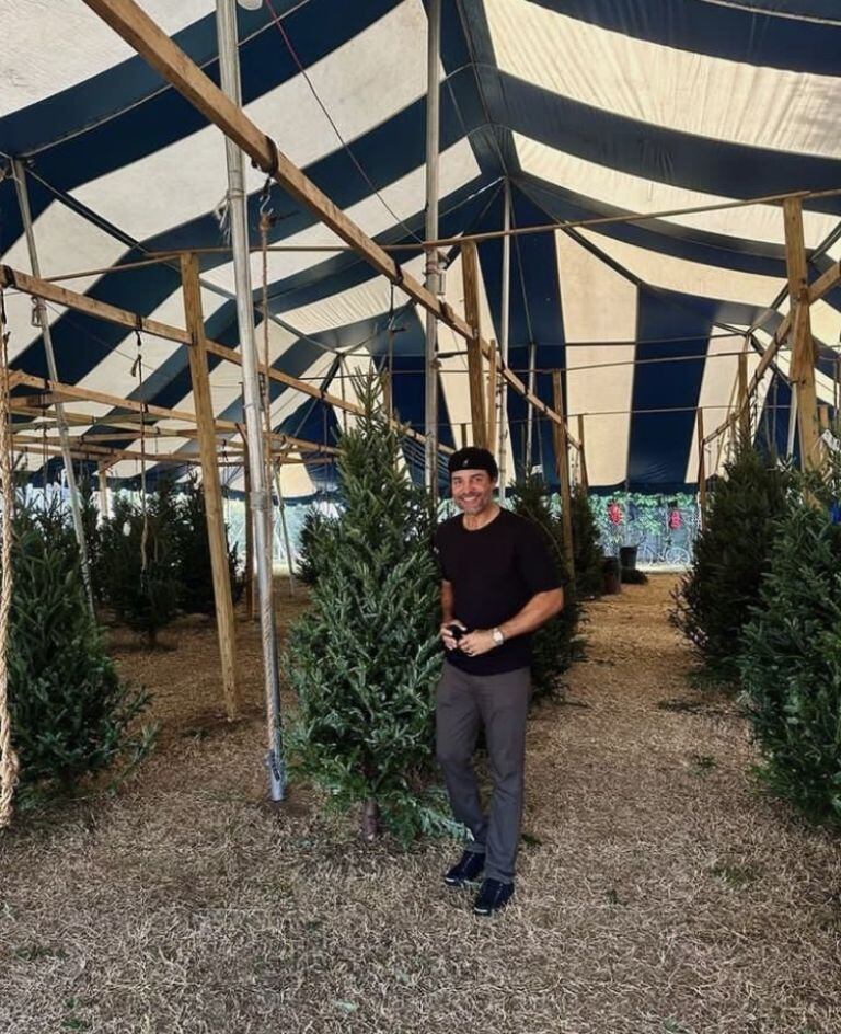 Chayanne y la foto junto al árbol que escogió para este año.