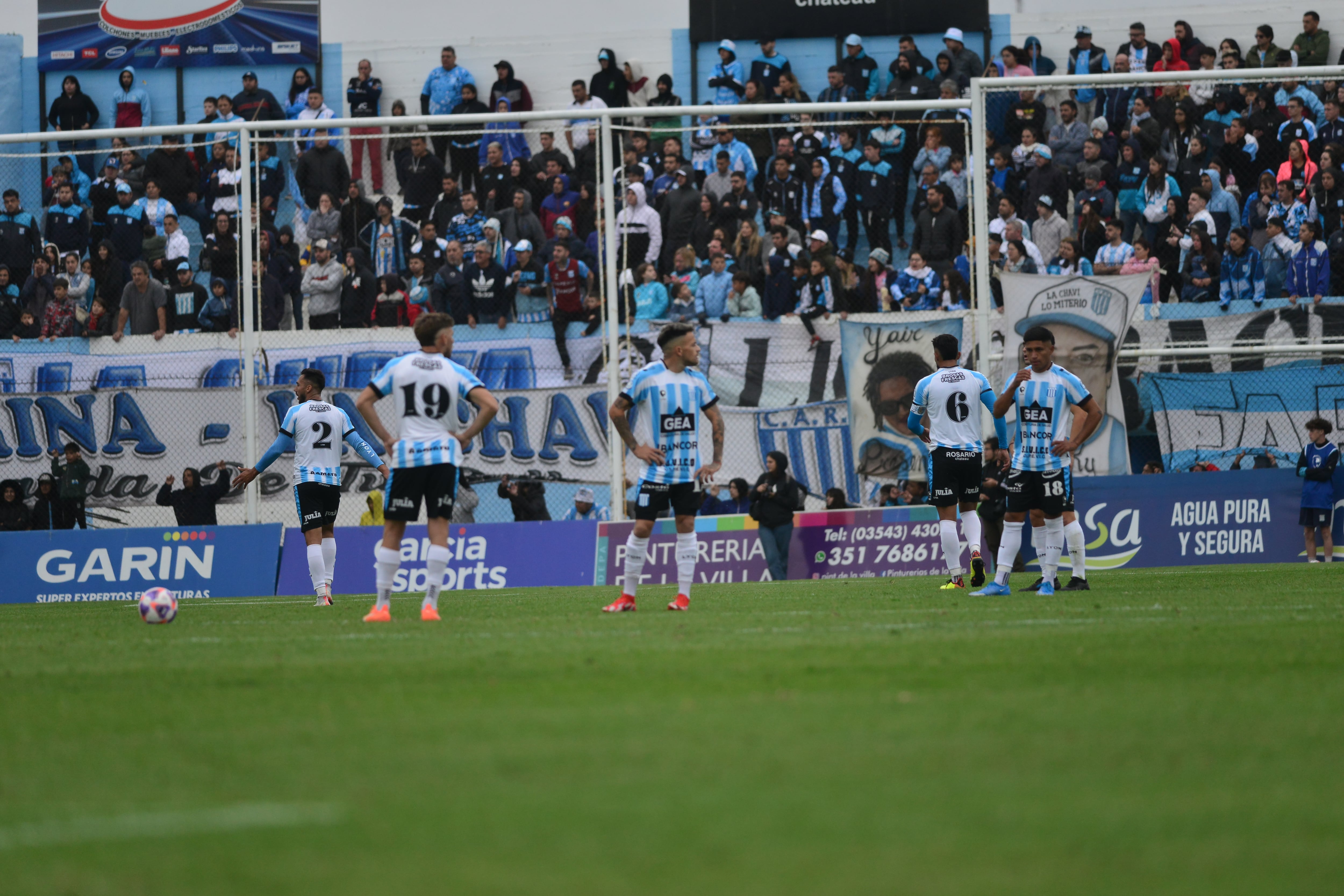 Los hinchas de Racing alentaron con pasión en el partido frente a Atlanta en Nueva Italia. Foto Javier Ferreyra